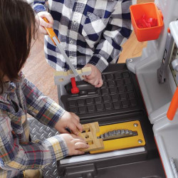 STEP2 Large Workshop for Children DIY Corner Light + 45 Accessories